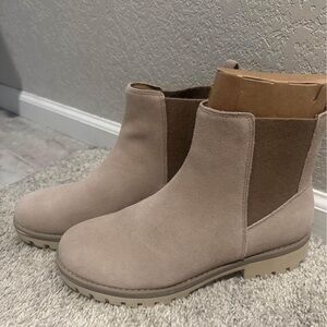 NEW Beige Crown Vinatge Boots